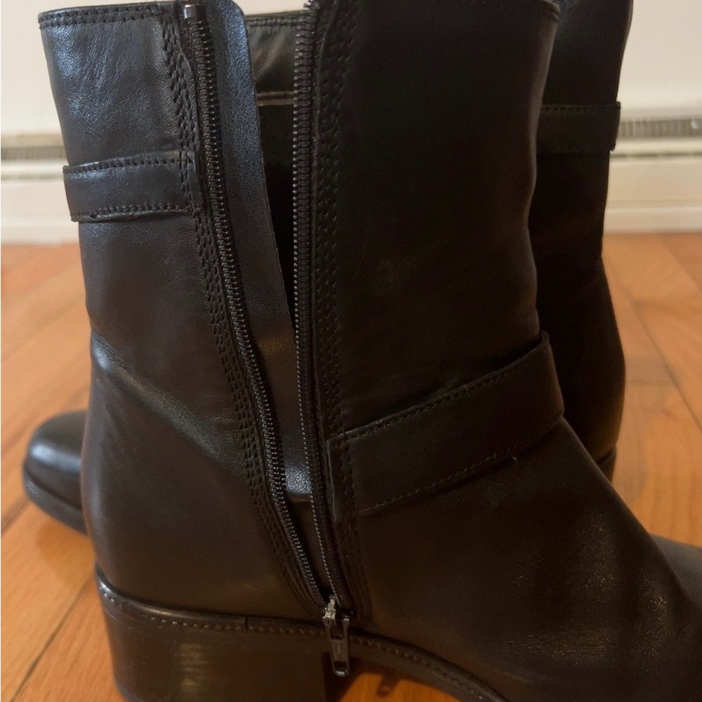 Clark women’s Boot US size 9, used but looks very new. I used just 2 times